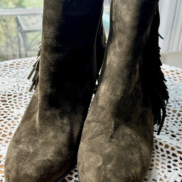 Vince Camuto Sz 8.5 W Hayzee Brown Suede Fringe Tassel Ankle Bootie SKU 786 - Picture 2 of 9